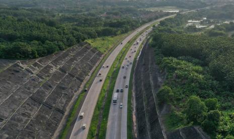 Foto udara sejumlah kendaraan melintas di dua ruas Jalan Tol Cikopo-Palimanan (Cipali), Jawa Barat. 