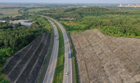 Foto udara sejumlah kendaraan melintas di dua ruas Jalan Tol Cikopo-Palimanan (Cipali), Jawa Barat, Ahad(1/5/2022). Kepolisian menghentikan sejumlah penerapan rekayasa lalu lintas di Tol Trans Jawa, yakni 