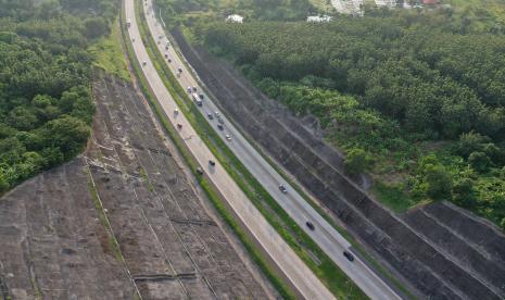  Perpanjangan Contra Flow Km 47 Dilakukan Jasa Marga. Foto: Foto udara sejumlah kendaraan melintas di dua ruas Jalan Tol Cikopo-Palimanan (Cipali), Jawa Barat, Ahad (1/5/2022). Kepolisian menghentikan sejumlah penerapan rekayasa lalu lintas di Tol Trans Jawa, yakni 