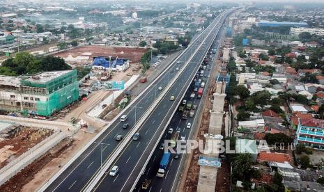 Foto udara sejumlah kendaraan melintas di tol Jakarta-Cikampek I dan II, Jatimulya, Kabupaten Bekasi, Jawa Barat.