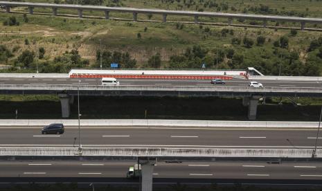 Foto udara sejumlah kendaraan melintasi Jalan Tol Layang Mohammed Bin Zayed (MBZ) di Cikarang, Kabupaten Bekasi, Jawa Barat, Sabtu (23/4/2022). Sistem ganjil genap akan diuji coba di sejumlah ruas jalan tol mulai hari ini.