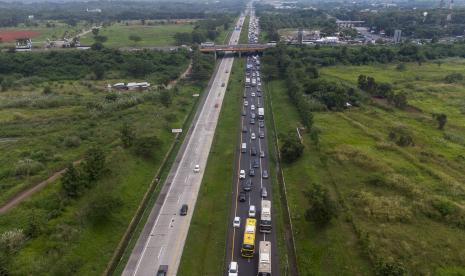 Polri melakukan pantauan udara arus lalu lintas di sepanjang jalur tol Cikopo-Palimana (Cipali) di Kabupaten Purwakarta, Jawa Barat, pada H-2 libur Natal dan Tahun Baru 2023, Jumat (23/12/2022). 