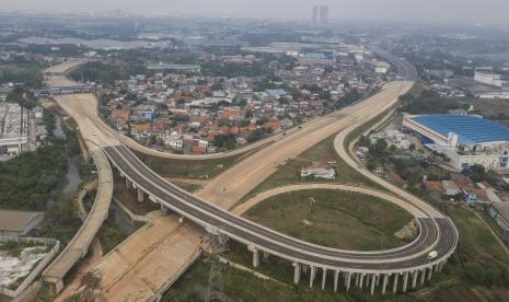 Foto udara sejumlah kendaran melintasi Jalan Tol Cibitung-Cilincing seksi 1 interchange Telaga Asih di Cibitung, Kabupaten Bekasi, Jawa Barat, Sabtu (31/7/2021). PT Waskita Karya (Persero) Tbk tetap terus menargetkan divestasi lima ruas jalan tol hingga akhir tahun ini. 