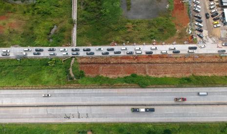 Pergerakan Arus Balik Naik, Kemenhub Dukung Korlantas Rekayasa Lalu Lintas Jalur Tol. Foto:   Foto udara sejumlah mobil antre masuk di Rest Area Fungsional KM 338 A Tol Trans Jawa di Pegandon, Kecamatan Karangdadap, Kabupaten Pekalongan, Jawa Tengah, Rabu (27/4/2022). Menurut pengelola, rest area yang dapat menampung sekitar 500 kendaraan itu masih dalam proses pembangunan sehingga dapat digunakan secara fungsional oleh pemudik saat arus mudik maupun balik Lebaran 2022.