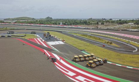 Foto udara sejumlah pekerja mengerjakan pengaspalan ulang tikungan ke-17 lintasan Pertamina Mandalika International Street Circuit di KEK Mandalika, Kecamatan Pujut, Praya, Lombok Tengah, NTB, Sabtu (5/3/2022). Pengaspalan ulang lintasan dengan total panjang 1,2 Km tersebut tengah dikerjakan sesuai dengan spesifikasi dari Dorna Sports dan FIM serta sudah rampung pada 10 Maret 2022.