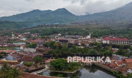 Foto udara sejumlah penginapan di kawasan wisata air panas, Kecamatan Tarogong Kaler, Kabupaten Garut, Jawa Barat, Ahad (5/12/2021). Objek wisata di Kabupaten Garut tetap masih dibuka untuk wisatawan.