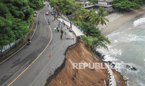 Ditjen Perhubungan Darat Kementerian Perhubungan (Kemenhub) menyiapkan simulasi penanganan pengaturan lalu lintas (lalin). Khususnya untuk mengatasi bencana banjir dan tanah longsor di ruas jalan selama prediksi cuaca ekstrem sepanjang Januari-Februari 2021. 