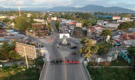 Foto udara sejumlah Polisi, Dinas Perhubungan dan Satpol PP berjaga di jembatan perbatasan Kota dan Kabupaten Gorontalo di Telaga, Kabupaten Gorontalo, Gorontalo, Rabu (6/5/2020). Sejumlah jalan utama di kedua wilayah tersebut ditutup dari pukul 17.00 hingga 06.00 WITA seiring penerapan Pembatasan Sosial Berskala Besar (PSBB) guna memutus mata rantai pandemi COVID-19.