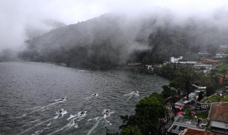 Foto udara sejumlah wisatawan menikmartim suasana kawasan wisata Telaga Sarangan di Magetan, Jawa Timur.