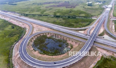 Foto udara simpang susun jalan Tol Trans Sumatera Ruas Palembang-Indralaya (Palindra) seksi I Pemulutan, Ogan Ilir (OI), Sumatera Selatan, yang masih dalam tahap pembangunan, Kamis (15/2).