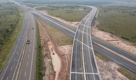 Foto udara simpang susun yang menghubungkan Jalan Tol Trans Sumatera (JTTS) ruas simpang Indralaya-Muara Enim seksi simpang Indralaya-Prabumulih dan Palembang-Indralaya saat proses pembangunan di Indralaya, Ogan Ilir (OI), Sumatera Selatan, Jumat (20/5/2022). Pembangunan jalan tol sepanjang 65Km tersebut telah mencapai 79,9 persen sedangkan untuk pembebasan lahan telah mencapai 92,92 persen.