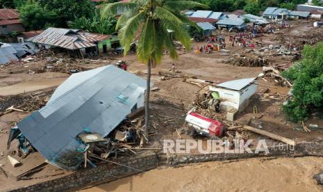 Foto udara situasi terakhir kerusakan yang diakibatkan banjir bandang di Waiwerang, Adonara Timur, Kabupaten Flores Timur, Nusa Tenggara Timur, Selasa (6/4/2021). Berdasarkan data pemerintah setempat hingga Selasa siang, sebanyak 50 orang meninggal dunia, 29 orang masih hilang, dan ratusan warga mengungsi akibat banjir yang terjadi pada Minggu (4/4).