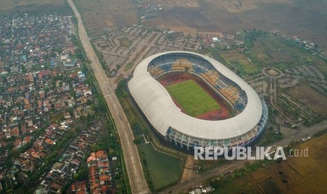 Foto udara Stadion Gelora Bandung Lautan Api (GBLA) di Gedebage, Bandung, Jawa Barat, Senin (4/11/2019).