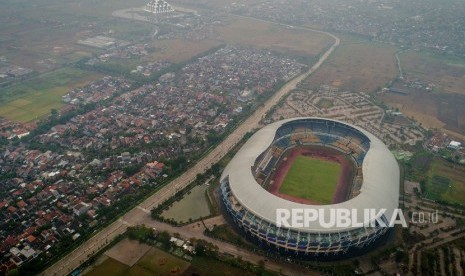 Foto udara Stadion Gelora Bandung Lautan Api (GBLA) di Gedebage, Bandung.