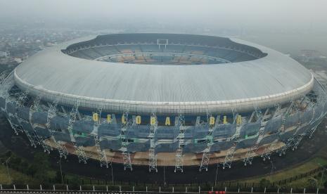 Foto udara Stadion Gelora Bandung Lautan Api (GBLA) di Gedebage, Bandung.