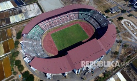 Foto udara Stadion Gelora Bung Tomo, Surabaya, Jawa Timur. Pemerintah Kota (Pemkot) Surabaya mewacanakan sport tourism atau wisata bola di Stadion Gelora Bung Tomo (GBT). Nantinya, pemkot bakal menggandeng Persebaya Surabaya dalam menyiapkan wisata bola tersebut. Wali Kota Surabaya Eri Cahyadi mengatakan, sebagai homebase Persebaya, Stadion GBT juga bisa dibuka untuk sport tourism.