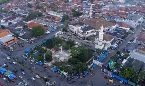 Foto udara suasana Alun-alun Karawang, Jawa Barat. Potensi besar Karawang sebagai tujuan pengembangan kawasan komersial dan residensial baru semakin terlihat. Selain sudah terbentuk marketnya sebagai bagian dari dampak turunan majunya Kawasan Industri, ditopang juga dengan konektivitas dari ketersediaan infrastruktur yang relatif lengkap.