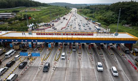 Foto udara suasana antrean kendaraan pemudik dari arah Jakarta yang akan memasuki Gerbang Tol Kalikangkung, Semarang, Jawa Tengah, Rabu (30/4/2022). Volume kendaraan arus mudik Tol Trans Jawa Batang-Semarang dari arah Jakarta yang memasuki Gerbang Tol Kalikangkung menuju ke sejumlah wilayah di Jateng dan Jatim pada H-5 Lebaran hingga pukul 16:00 WIB terpantau lancar terkendali.