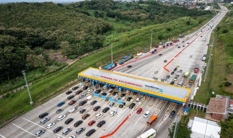 Foto udara suasana antrean kendaraan pemudik dari arah Jakarta yang akan memasuki Gerbang Tol Kalikangkung, Semarang, Jawa Tengah, Rabu (30/4/2022). Volume kendaraan arus mudik Tol Trans Jawa Batang-Semarang dari arah Jakarta yang memasuki Gerbang Tol Kalikangkung menuju ke sejumlah wilayah di Jateng dan Jatim pada H-5 Lebaran hingga pukul 16:00 WIB terpantau lancar terkendali