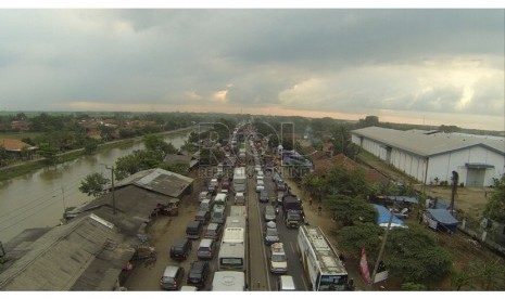 Foto udara suasana arus lalu lintas di Bumiayu, Jawa Tengah, Jumat (25/7). (foto: Republika.co.id)