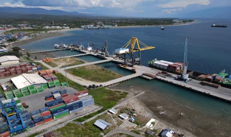 Foto udara suasana bongkar muat peti kemas di Terminal Peti Kemas Pantoloan di Palu, Sulawesi Tengah, Selasa (19/4/2022). Subholding PT Pelindo Terminal Petikemas (SPTP) mencatat pergerakan peti kemas selama Januari hingga Maret tahun 2022 di 27 terminal mencapai 2,67 juta teus yaitu naik sekitar 6,8 persen jika dibandingkan dengan periode yang sama di tahun 2021 yang tercatat sebanyak 2,50 juta teus. 