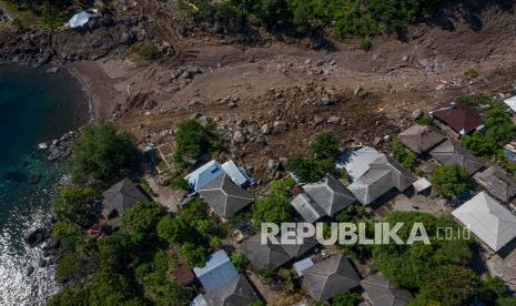 Foto udara suasana Desa Waimatan yang ditinggalkan warganya mengungsi akibat tanah longsor di Ile Ape, Kabupaten Lembata, Nusa Tenggara Timur. Wakil Gubernur Nusa Tenggara Timur (NTT) Josef Nae Soi menyampaikan seluruh desa terdampak bencana telah terjangkau Satgas Tanggap Darurat Bencana Siklon Seroja NTT.