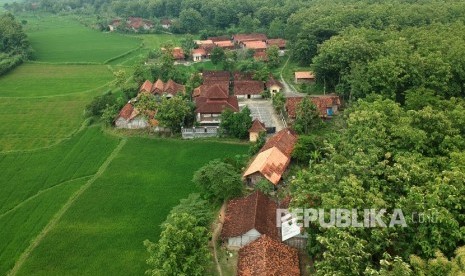 Foto udara suasana di Kampung Adat Samin Karangpace, Desa Klopoduwur, Banjarejo, Blora, Jawa Tengah, Rabu (16/1/2019). 