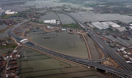 Foto udara suasana Jalan Tol Semarang-Demak Seksi II yang memasuki penyelesaian tahap akhir pembangunan di Kecamatan Sayung, Kabupaten Demak, Jawa Tengah, Senin (24/10/2022). Badan Pengatur Jalan Tol (BPJT) Kementerian Pekerjaan Umum dan Perumahan Rakyat (PUPR) menargetkan Jalan Tol Semarang-Demak Seksi II sepanjang 16,31 Km akan beroperasi pada akhir 2022 guna mendukung libur Natal dan Tahun Baru 2023. 