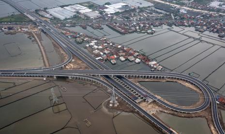 Foto udara suasana Jalan Tol Semarang-Demak Seksi II yang memasuki penyelesaian tahap akhir pembangunan di Kecamatan Sayung, Kabupaten Demak, Jawa Tengah, Senin (24/10/2022). 