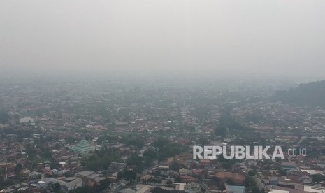 Foto udara suasana kawasan pusat kota yang terpapar kabut asap di Padang , Sumatra Barat.