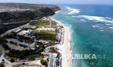 Foto udara suasana Pantai Pandawa, Badung, Bali, Sabtu (11/7/2020). Kawasan pariwisata Pantai Pandawa yang menawarkan sejumlah atraksi wisata seperti paralayang dan perahu kano tersebut mulai dibuka kembali bagi kunjungan wisatawan setelah sempat ditutup lebih dari tiga bulan untuk mengantisipasi wabah COVID-19. 