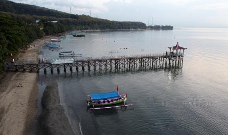 Foto udara suasana Pantai Pasir Putih di Situbondo, Jawa Timur. umlah pengunjung Wisata Bahari Pasir Putih Situbondo, Jawa Timur, pada tahun ini (2023) diperkirakan menurun.  (ilustrasi)