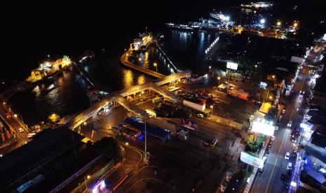 Foto udara suasana Pelabuhan Ketapang di Banyuwangi, Jawa Timur, Rabu (27/4/2022). Pada H-5 arus mudik Lebaran 2022 di Pelabuhan Ketapang terpantau ramai lancar, meski aktivitas penyeberangan di Pelabuhan Ketapang-Gilimanuk sempat ditutup sekitar 30 menit akibat cuaca buruk.