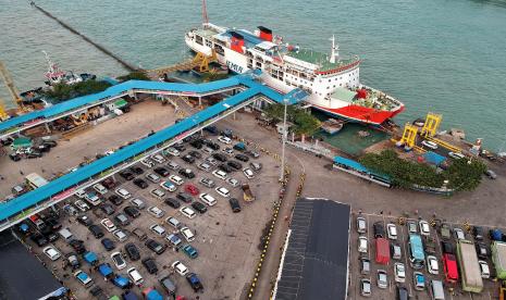 Foto udara suasana pelabuhan pada H-2 Hari Raya Idul Fitri 1443 Hijriah di Pelabuhan Merak, Banten, Jumat (29/4/2022).