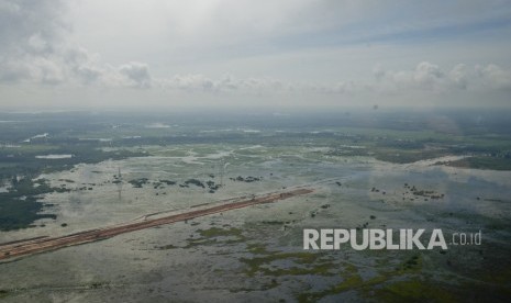 Foto udara suasana pembangunan jalan Tol Terbanggi Besar-Pematang Panggang di Mesuji, Lampung, Kamis (28/12).