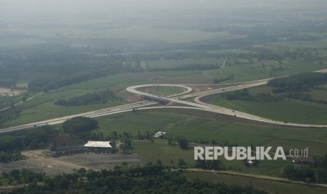 Foto udara suasana pembangunan jalan Tol Terbanggi Besar-Pematang Panggang di Tulangbawang Barat, Lampung, Kamis (28/12).