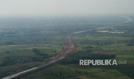 Foto udara suasana pembangunan jalan Tol Terbanggi Besar-Pematang Panggang di Lampung Tengah, Lampung, Kamis (28/12).