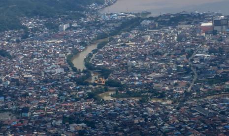 Foto udara suasana pemukiman penduduk yang bersebelahan dengan Sungai Mahakam di Samarinda, Kalimantan Timur, Senin (11/10/2021). Pemerintah Provinsi Kalimantan Timur (Pemprov Kaltim) menjelaskan sejumlah Prioritas Pembangunan di tahun 2022 salah satunya penyiapan infrastruktur kota penyangga Ibu Kota Negara (IKN) baru dan lebih difokuskan untuk wilayah Kabupaten PPU, Kota Balikpapan, Kota Samarinda, Kabupaten Kutai Kartanegara, dan Kota Bontang. .