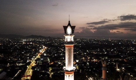 Foto udara suasana petang dengan gemerlap lampu listrik kota Mataram, NTB, Jumat (26/10/2018).