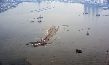 Foto udara suasana proyek pembangunan reklamasi Teluk Jakarta di Pantai Utara Jakarta, Minggu (28/2).