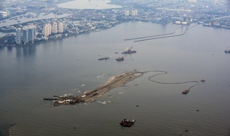 Foto udara suasana proyek pembangunan reklamasi Teluk Jakarta di Pantai Utara Jakarta, Minggu (28/2).