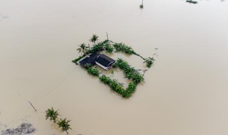 Foto udara suasana rumah warga yang terendam banjir di Desa Karangligar, Karawang, Jawa Barat, Ahad (12/12/2021). Badan Penanggulangan Bencana Daerah (BPBD) Karawang mencatat sebanyak 236 rumah dan 829 jiwa terdampak banjir di wilayah itu yang disebabkan meluapnya air sungai Citarum.