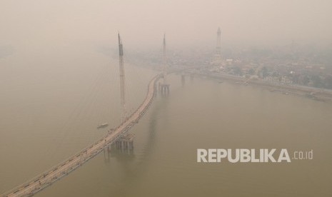 Foto udara Sungai Batanghari yang diselimuti kabut asap dari karhutla di Jambi, Sabtu (21/9/2019). 