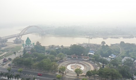 Foto udara Sungai Kahayan yang diselimuti kabut asap di Palangka Raya, Kalimantan Tengah.