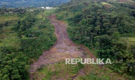 Foto udara tanah amblas di lahan pertanian warga yang mengalami penurunan akibat bencana tanah bergerak (ilustrasi).