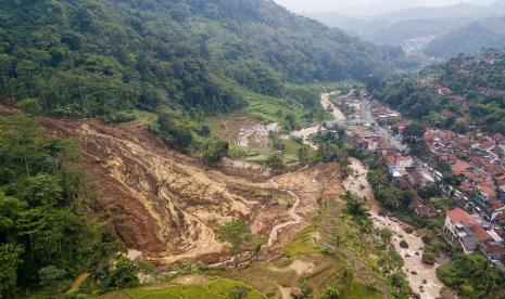 Foto udara tanah longsor di Kabupaten Sumedang, Jawa Barat (ilustrasi) 