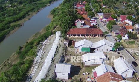 Foto udara tanggul darurat di hilir sungai Citarum, Pebayuran, Kabupaten Bekasi, Jawa Barat, Kamis (26/8/2021). Menurut data BPBD Kabupaten Bekasi 21 Kecamatan di wilayah tersebut rawan banjir, karena banyaknya sungai yang mengalami pendangkalan dan perbaikan tanggul yang belum optimal.