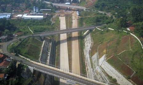 Foto udara terowongan kembar pada proyek pembangunan Jalan Tol Cileunyi-Sumedang-Dawuan (Cisumdawu) di Kabupaten Sumedang, Jawa Barat, Jumat (14/12/2018). 