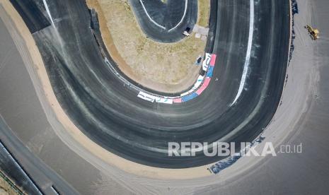 Foto udara tikungan 16 lintasan Mandalika International Street Circuit di Kawasan Ekonomi Khusus (KEK) Mandalika, Pujut, Praya, Lombok Tengah, NTB, Senin (4/10/2021). Balap seri pemungkas musim kejuaraan dunia World Superbike yang jadwal semula akan digelar 12-14 November di Sirkuit Mandalika diundur sepekan menjadi tanggal 19-21 November 2021, Mandalika Grand Prix Association selaku penyelenggara dalam keterangan tertulisnya mengungkapkan salah satu alasan diundurnya ajang balap WSBK di Mandalika dari tanggal aslinya karena adanya pertimbangan logistik dan pengiriman barang dan juga agar pelaksanaannya tidak bersamaan dengan final MotoGP yang berlangsung di Valencia.