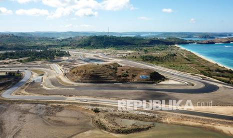 Foto udara tikungan ke-10 di proyek pembangunan lintasan Mandalika International Street Circuit di Kawasan Ekonomi Khusus (KEK) Mandalika, Pujut, Praya, Lombok Tengah, NTB, Senin (7/6/2021).